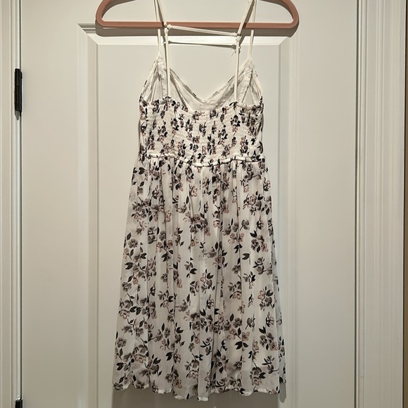 Beautiful HOLLISTER Dress - Picture 4 of 14
